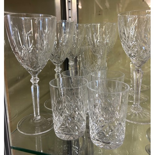 323 - SHELF OF ETCHED DRINKING GLASSES, BRANDY BALLOONS, TUMBLERS