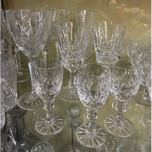 323 - SHELF OF ETCHED DRINKING GLASSES, BRANDY BALLOONS, TUMBLERS