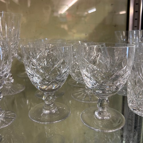 323 - SHELF OF ETCHED DRINKING GLASSES, BRANDY BALLOONS, TUMBLERS