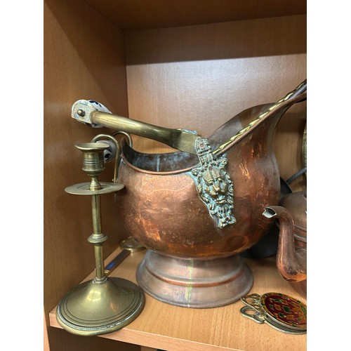 327 - BRASS COMPANION SET, TOASTING FORKS, COPPER KETTLE AND COAL SCUTTLE AND OTHER METAL WARE