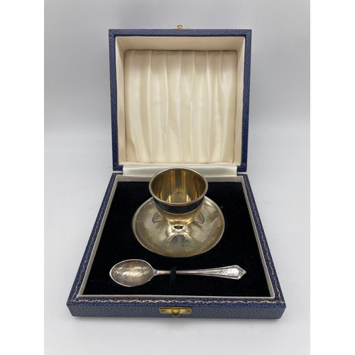 511 - CASED BIRMINGHAM SILVER PEDESTAL EGG CUP AND SPOON 1.8OZ APPROX