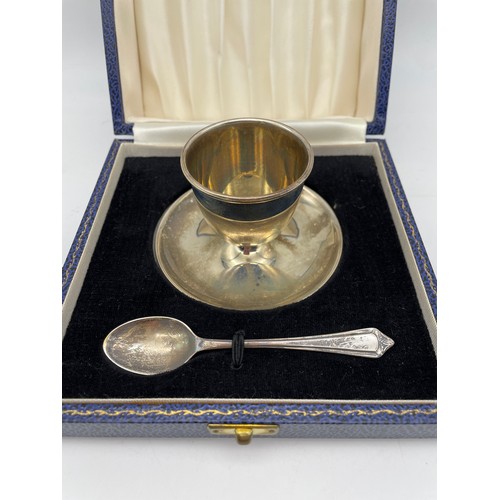 511 - CASED BIRMINGHAM SILVER PEDESTAL EGG CUP AND SPOON 1.8OZ APPROX