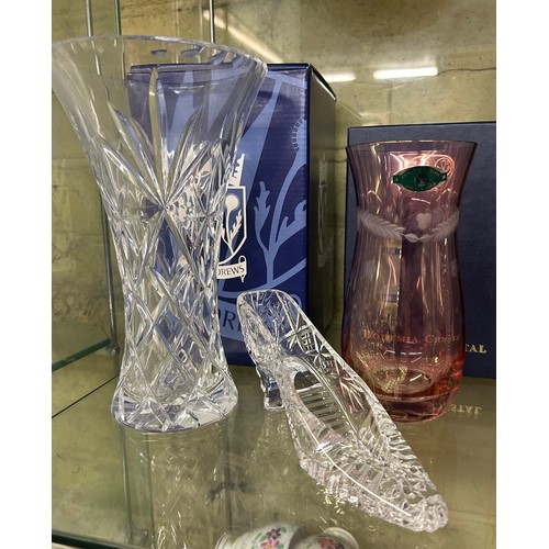 334 - SHELF OF BOXED CAITHNESS ETCHED RUBY TINTED BOWLS, WEBB CORBETT CRYSTAL GLASS AND OTHER GLASSWARE