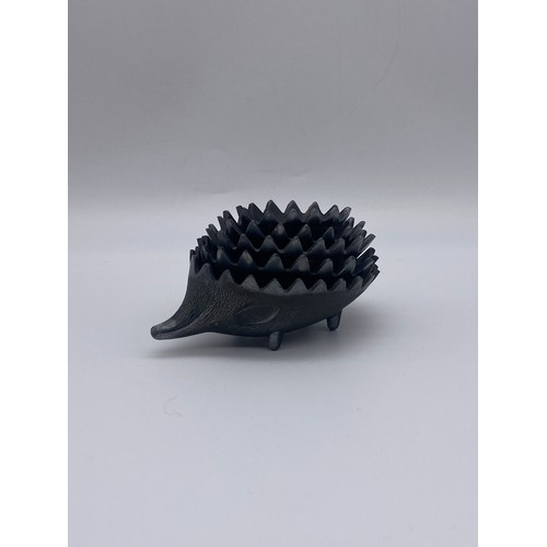 528 - GRADUATED SET OF STACKING NOVELTY HEDGEHOG ASHTRAYS IN THE MANNER OF WALTER BOSSE