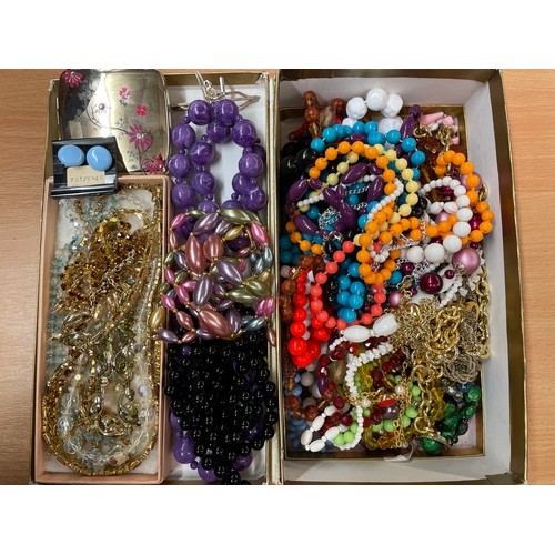 548 - BOX CONTAINING VARIOUS GLASS AND PASTE, NECKLACES, BRACELETS, BEADS AND COSTUME JEWELLEY