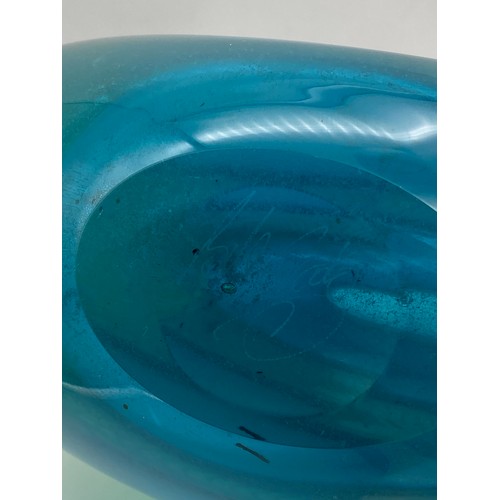 562 - BOB CROOKS BLUE GLASS LONGITUDINAL VASE