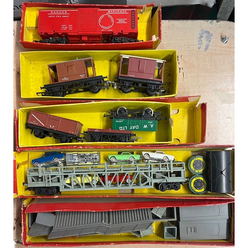 549 - TRIANG HORNBY MODEL RAILWAY TRACK BOXED ENGINES AND TENDERS, WAGONS AND LAYOUT ACCESSORIES