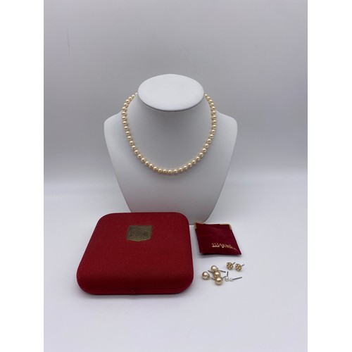 677 - CASED MAJORICA PEARL NECKLACE WITH 925 GILDED CLASP AND STUD EARRINGS