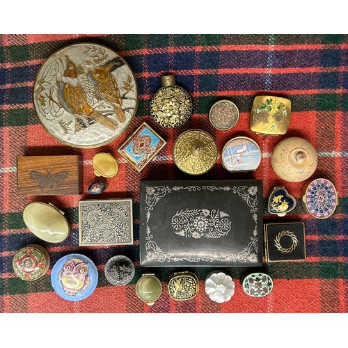 518 - SELECTION OF SMALL PILL AND PATCH BOXES, ENAMEL METAL AND WOODEN EXAMPLES