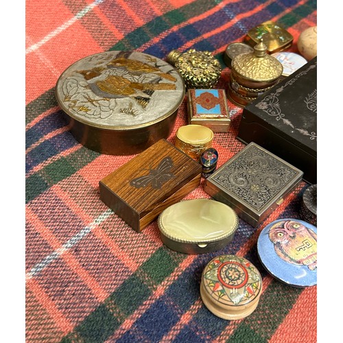 518 - SELECTION OF SMALL PILL AND PATCH BOXES, ENAMEL METAL AND WOODEN EXAMPLES