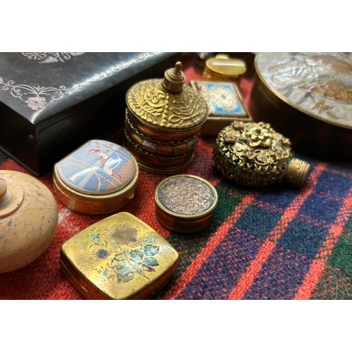 518 - SELECTION OF SMALL PILL AND PATCH BOXES, ENAMEL METAL AND WOODEN EXAMPLES