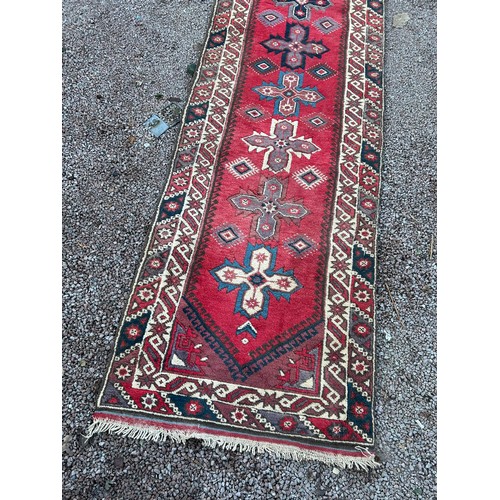 226 - 20TH CENTURY WOOLEN RED CAUCASIAN CARPET RUNNER 495 X 89CM APPROX