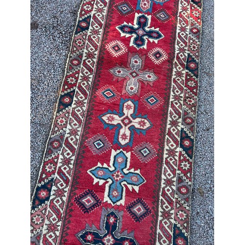 226 - 20TH CENTURY WOOLEN RED CAUCASIAN CARPET RUNNER 495 X 89CM APPROX