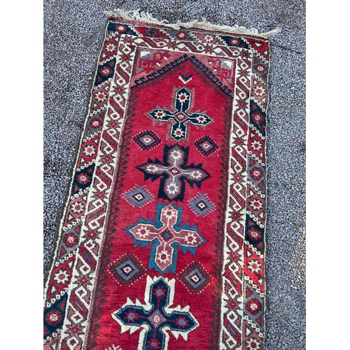 226 - 20TH CENTURY WOOLEN RED CAUCASIAN CARPET RUNNER 495 X 89CM APPROX