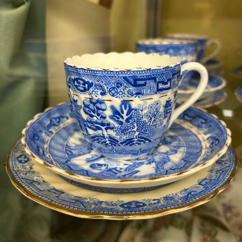 423 - VICTORIAN BLUE AND WHITE WILLOW PATTERN TABLE SERVICE