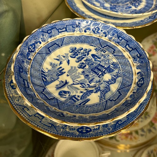 423 - VICTORIAN BLUE AND WHITE WILLOW PATTERN TABLE SERVICE