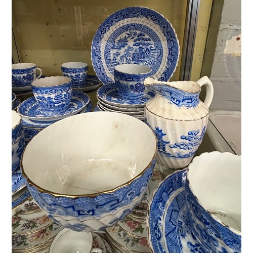 423 - VICTORIAN BLUE AND WHITE WILLOW PATTERN TABLE SERVICE