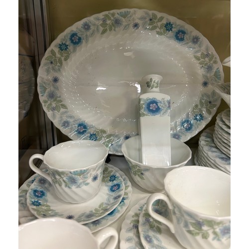 425 - WEDGWOOD CLEMENTINE BONE CHINA TABLE SERVICE AND DECORATIVE DISHES