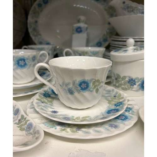 425 - WEDGWOOD CLEMENTINE BONE CHINA TABLE SERVICE AND DECORATIVE DISHES