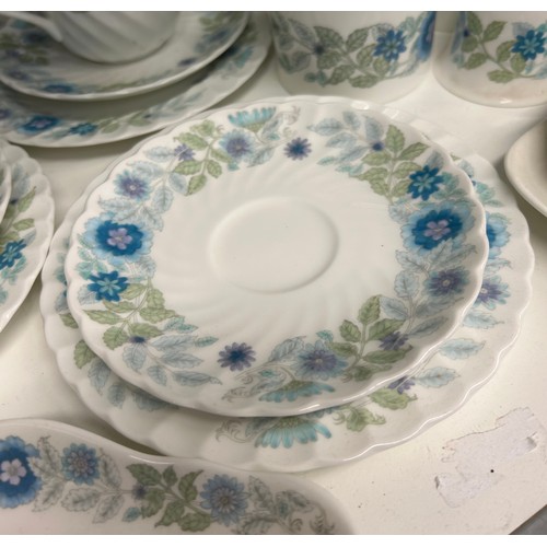 425 - WEDGWOOD CLEMENTINE BONE CHINA TABLE SERVICE AND DECORATIVE DISHES