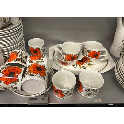 441 - SHELF OF MEAKIN STUDIO POPPY PATTERN TABLE WARES