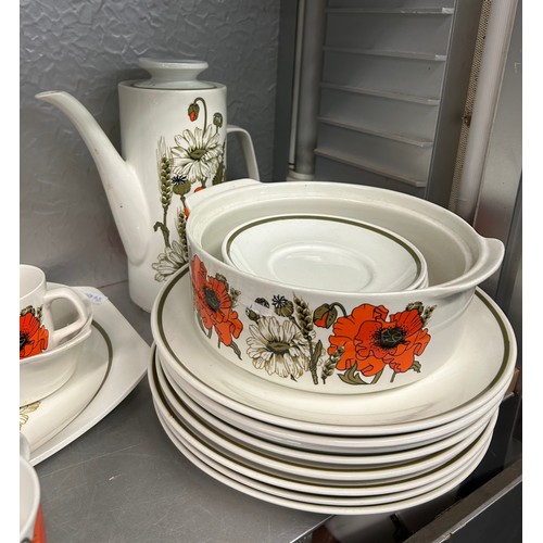 441 - SHELF OF MEAKIN STUDIO POPPY PATTERN TABLE WARES