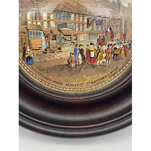 571 - PRATWARE POT LID IN WOODEN ROUNDEL SHAKESPEARES HOUSE HENLEY STREET STRATFORD