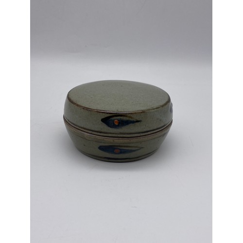 626 - DAVID LEACH STUDIO POTTERY CIRCULAR BOWL AND COVER WITH IMPRESSED MARKS TO UNDERSIDE AND A JOHN LEAC... 