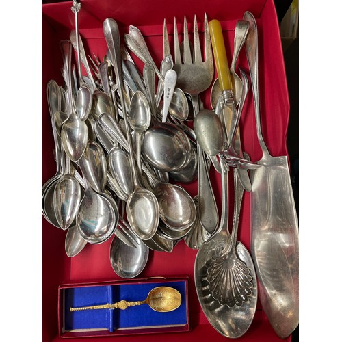 658 - TRAY OF PLATED CUTLERY MAINLY TEASPOONS