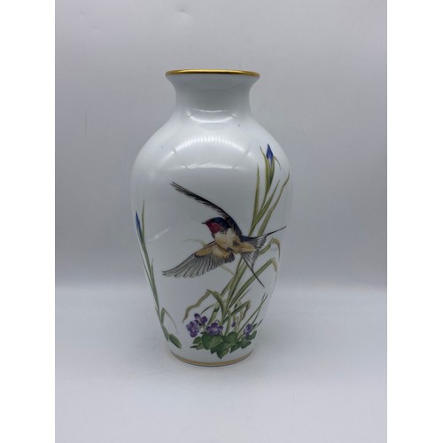 616 - FRANKLIN PORCELAIN MEADOWLAND BIRD VASE