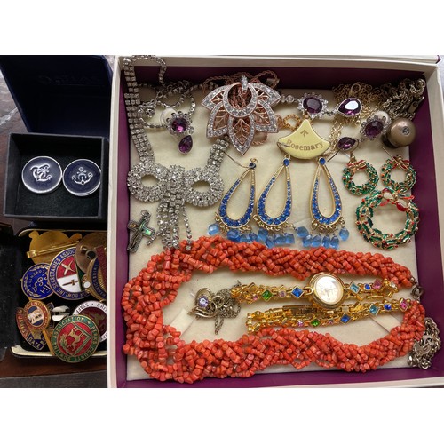 652 - SELECTION OF DRESS JEWELLERY, ENAMEL BROOCHES, PAVE SET CHAINS, AND SELECTION OF ENAMEL LAPEL BADGES... 