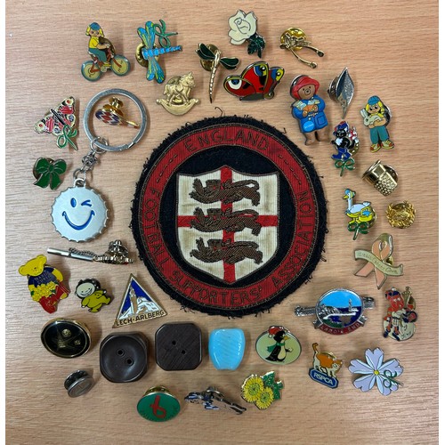 576 - BAG OF ENAMEL LAPEL BADGES AND LAPEL STUDS, AND ENGLAND FOOTBALL SUPPORTERS SEW ON BADGE