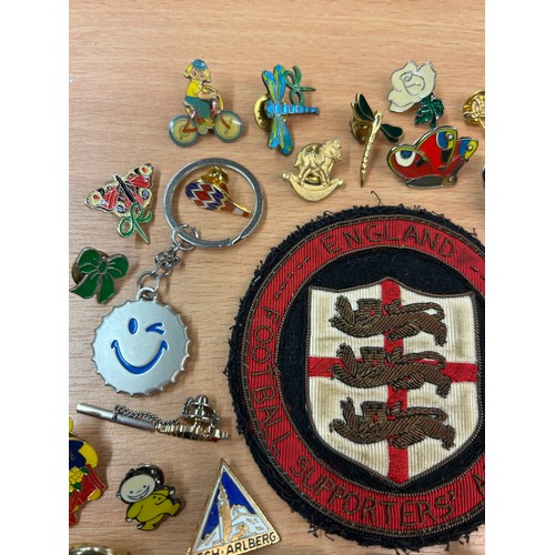 576 - BAG OF ENAMEL LAPEL BADGES AND LAPEL STUDS, AND ENGLAND FOOTBALL SUPPORTERS SEW ON BADGE