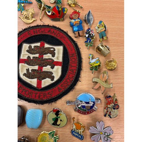 576 - BAG OF ENAMEL LAPEL BADGES AND LAPEL STUDS, AND ENGLAND FOOTBALL SUPPORTERS SEW ON BADGE