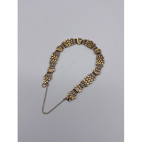 686 - 9CT GOLD GATE BRACELET WITH SAFETY CHAIN (MISSING FASTENER) 3.9G APPROX