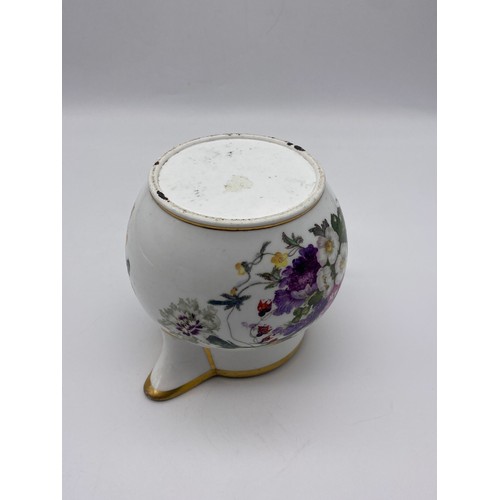 439 - UNMARKED 19TH C PORCELAIN JUG HAND PAINTED WITH FLORAL SPRAYS AND GILT DETAIL