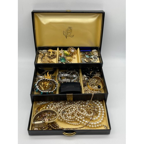 653 - CANTILEVER JEWELLERY BOX OF VARIOUS COSTUME JEWELLERY INCLUDING ENAMEL ANIMAL AND FLORAL SPRAY BROOC... 