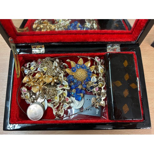 674 - BOX OF COSTUME JEWELLERY BEADS AND BROOCHES, GLASS BEADS AND NECKCHAINS, CUFF LINKS