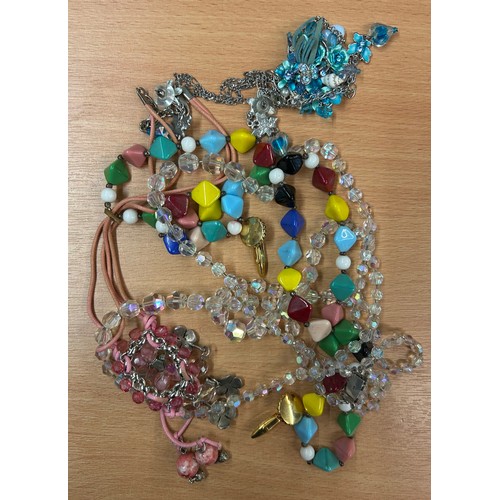 674 - BOX OF COSTUME JEWELLERY BEADS AND BROOCHES, GLASS BEADS AND NECKCHAINS, CUFF LINKS