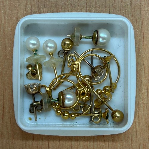 674 - BOX OF COSTUME JEWELLERY BEADS AND BROOCHES, GLASS BEADS AND NECKCHAINS, CUFF LINKS