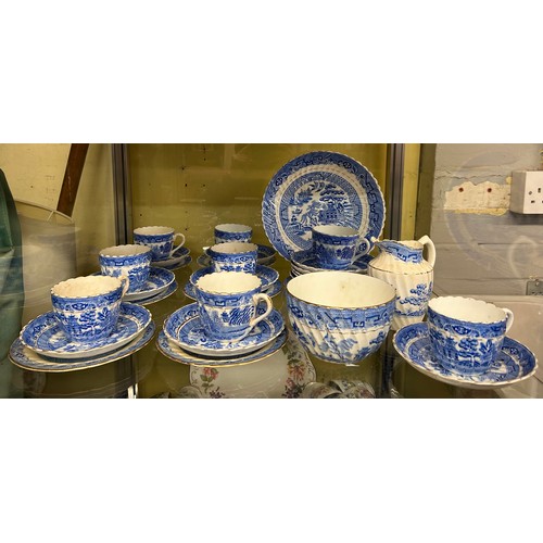 411 - VICTORIAN BLUE AND WHITE WILLOW PATTERN TABLE SERVICE