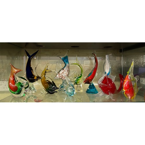 331 - SHELF OF MULTI COLOURED GLASS MURANO AND ITALIAN FISH MODELS