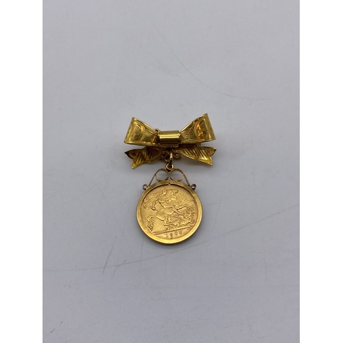 709 - EDWARD VII HALF SOVEREIGN 1908 ON A 9CT GOLD BOW TIED BROOCH 8.2G OVERALL