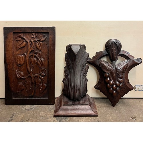 434 - CARVED OAK PANEL, ACANTHUS CORBEL, AND A BERRY AND VINE LEAF CARVING