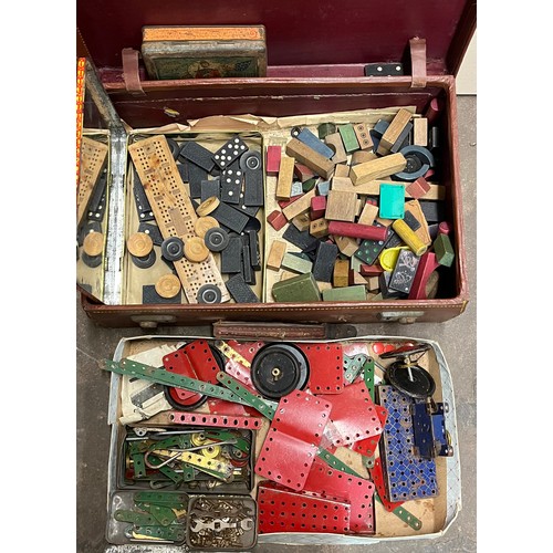 641 - SUITCASE WITH VINTAGE MECCANO CONSTRUCTION KIT AND WOODEN BUILDING BLOCKS AND DOMINOS