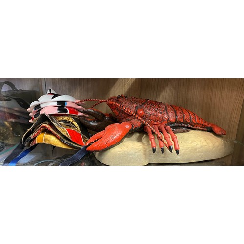 575 - BATTERY OPERATED NOVELTY LOBSTER AND SELECTION OF ITALIAN FACE MASKS