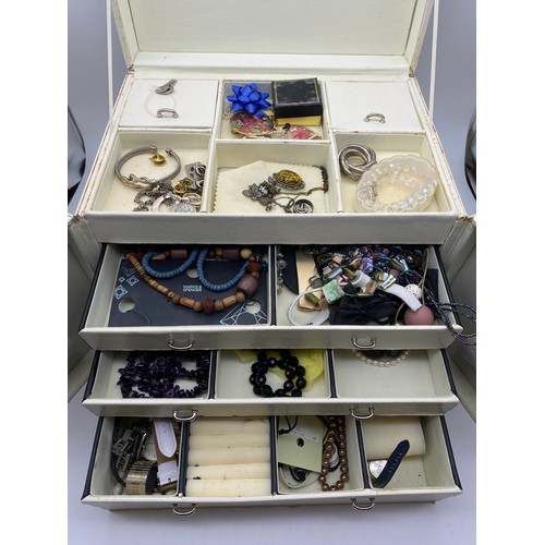 630 - WHITE JEWELLERY BOX OF VARIOUS COSTUME JEWELLERY, BROOCHES, BEAD NECKLACES