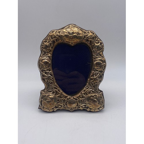 554 - SILVER CHERUB ADORNED EMBOSSED HEART SHAPED EASEL BACK PHOTO FRAME