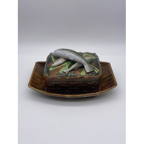 562 - 19TH CENTURY (CIRCA 1873) MAJOLICA BOAT BASED SARDINE DISH