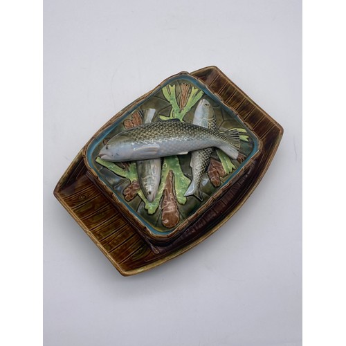 562 - 19TH CENTURY (CIRCA 1873) MAJOLICA BOAT BASED SARDINE DISH